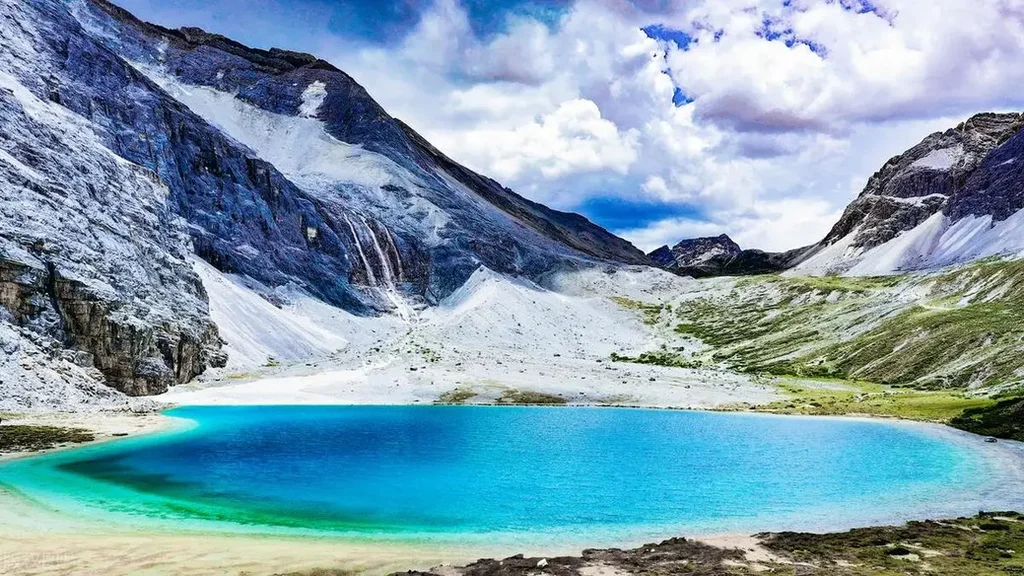 Milk Lake (Niunai Hai)
