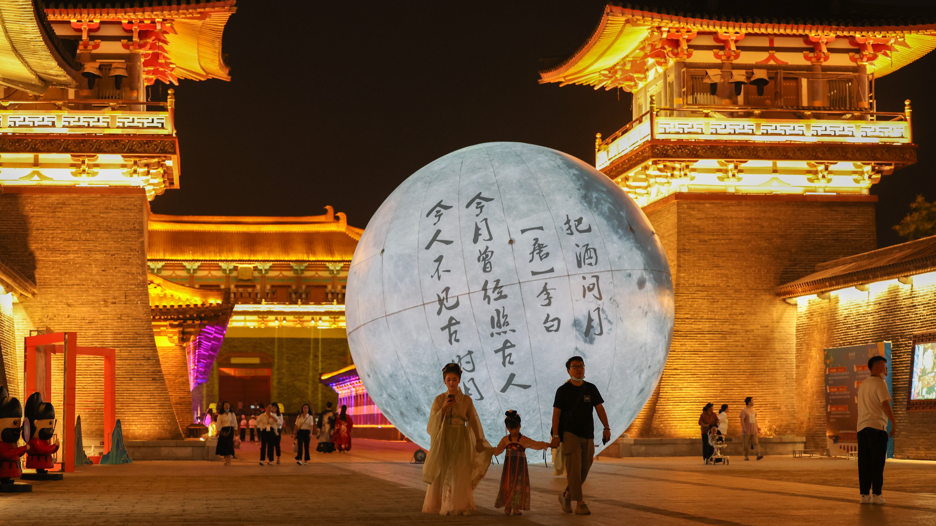 mid-autumn festival tourists