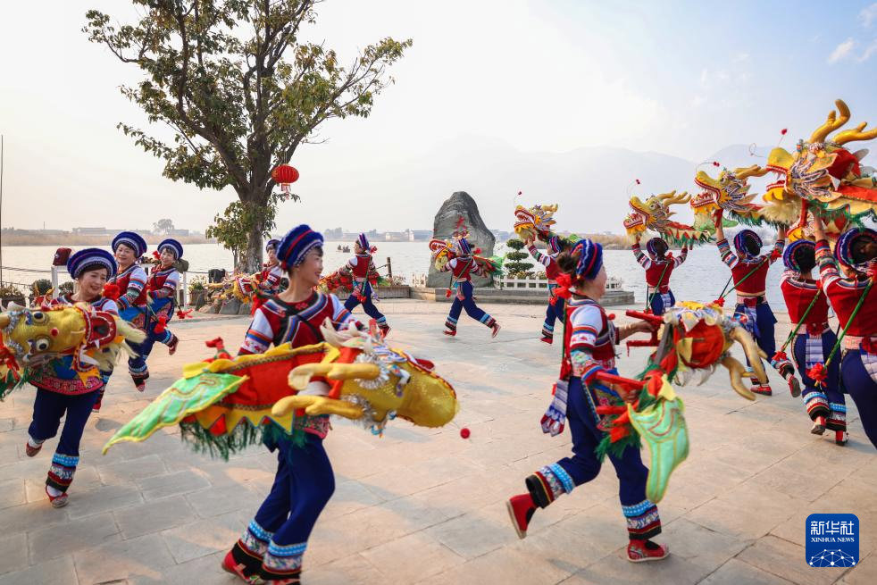 A Brush with Bai Culture: White Walls, Blue Skies, and Stories in Tea