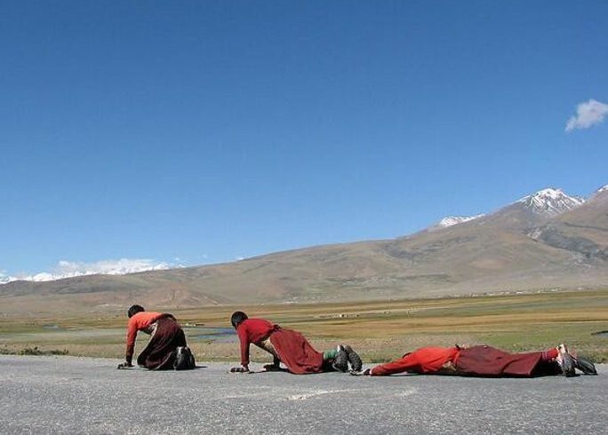 The Significance and Practice of Tibetan Prostration (Khechung) in Pilgrimage