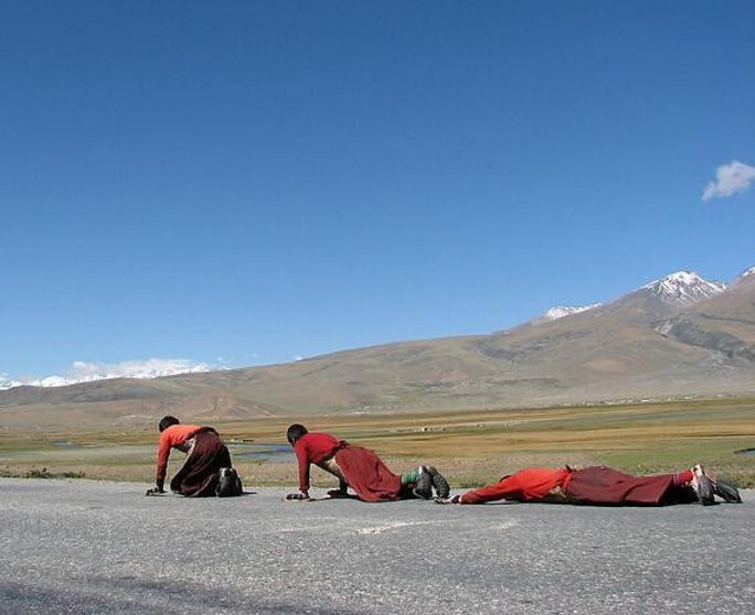 The Significance and Practice of Tibetan Prostration (Khechung) in Pilgrimage